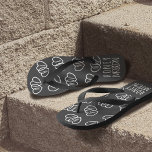 Bridge Heart Monogram Flitterwochen Flip Flops<br><div class="desc">Wenn Sie auf einer Ausfahrt sind, eine romantische Kreuzfahrt für zwei oder eine Strandhütte, verstecken Sie sich auf dem Weg, Pop ein Paar (oder zwei) dieser Schalkbrettherzen tauchen in Ihr Gepäck - sie nehmen nicht zu viel Platz ein. Ein hübsches Geschenk für die Neuvermählten, das mit ihren Initialen personalisiert werden...</div>