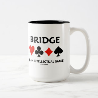 Bridge ist ein intellektuelles Spiel (vier Card An Zweifarbige Tasse