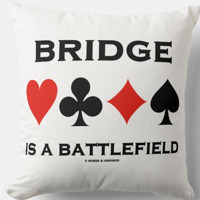 Bridge ist ein Schlachtfeld mit vier Karten Anzüge Kissen (Throw pillow for any bridge player who knows that "Bridge Is A Battlefield")