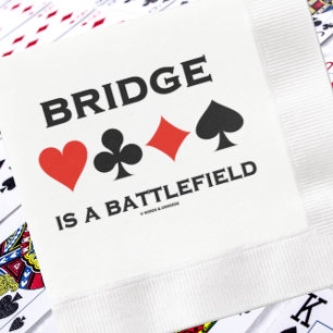 Bridge ist ein Schlachtfeld mit vier Karten Anzüge Serviette