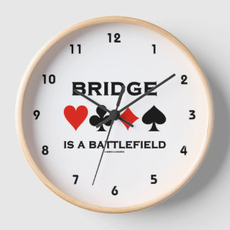 Bridge ist ein Schlachtfeld mit vier Karten Anzüge Uhr