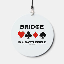 Bridge ist ein Schlachtfeld mit vier Karten Anzüge