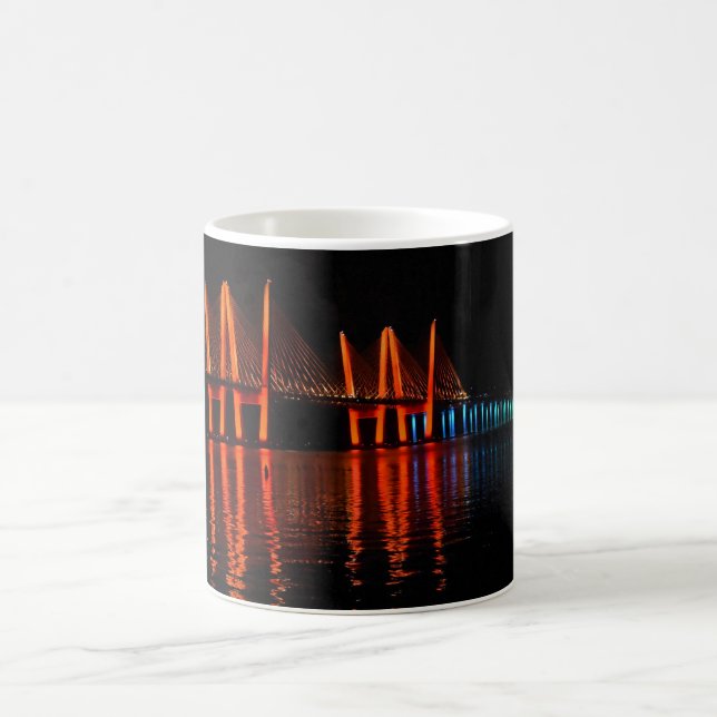 Bridge Lights zu Ehren des Gay Pride Kaffeetasse (Mittel)