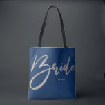 Bridge Silver Glitzer & Navy Princess Calligraphy<br><div class="desc">Nehmen Sie diese schicke, schwarz-weiße Handschrift Typografie Tote Tasche. Ideal, um Ihre Hochzeitsplanungspapiere oder Gegenstände während der Hochzeitsplanungsplanung Bühne und Aktivitäten Bühnen. Am Hochzeitstag bringen Sie diese schicke Tasche mit, um Schuhe, Programme oder andere Gegenstände für Ihren besonderen Tag zu transportieren. Erhältlich in mehreren Farben und Glitzer Texturen (silber, gold,...</div>