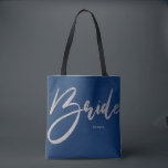 Bridge Silver Glitzer & Navy Princess Calligraphy<br><div class="desc">Nehmen Sie diese schicke, schwarz-weiße Handschrift Typografie Tote Tasche. Ideal, um Ihre Hochzeitsplanungspapiere oder Gegenstände während der Hochzeitsplanungsplanung Bühne und Aktivitäten Bühnen. Am Hochzeitstag bringen Sie diese schicke Tasche mit, um Schuhe, Programme oder andere Gegenstände für Ihren besonderen Tag zu transportieren. Erhältlich in mehreren Farben und Glitzer Texturen (silber, gold,...</div>