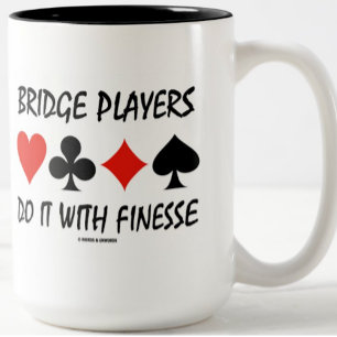 Bridge-Spieler tun es mit Finesse vier Zweifarbige Tasse