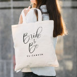 Bridge to be Simple Wedding Calligraphy Tragetasche<br><div class="desc">Bride to Be Simple Wedding Calligraphy Tote Bag bietet Spaß und hübsche Kalligraphie,  zusammen mit der Braut,  um den neuen Nachnamen zu sein.</div>
