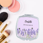 Bridmaid Lavendel violette Blüten Bienen Taschenspiegel<br><div class="desc">Ein violetter Hintergrund. Dekoriert mit Lavendel-Blume und Bienen Personalisieren und fügen Sie den Namen Ihrer Brautjungfrau. Schwarzes handgeschriebenes Stilskript.</div>