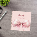 Bridmaid Rosa Bug Notizbuch<br><div class="desc">Eine rot-rosa Hintergrundfarbe. Die Einrichtung ist mit einem großen rosa Bogen geschmückt. Personalisieren Sie den Namen Ihrer Brautjungfrau und fügen Sie ihn hinzu. Goldenes handgeschriebenes Stylesheft.</div>
