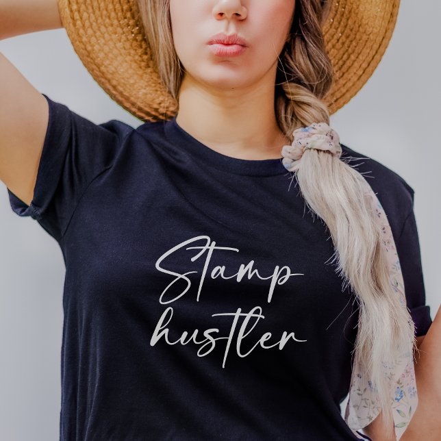 Briefmarke Hustler White Script Notary Public Navy T-Shirt (Von Creator hochgeladen)