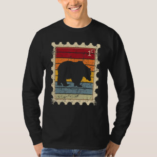 Briefmarke mit einem Sonnenuntergangs-Bären T-Shirt