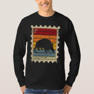Briefmarke mit einem Sonnenuntergangs-Gürteltier T-Shirt