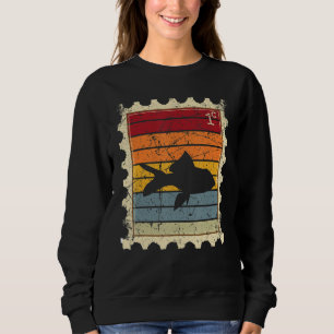 Briefmarke mit einem Sonnenuntergangsfisch Sweatshirt