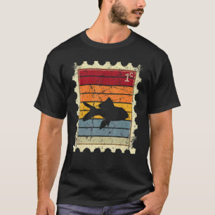 Briefmarke mit einem Sonnenuntergangsfisch T-Shirt