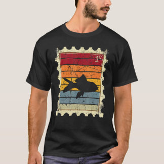 Briefmarke mit einem Sonnenuntergangsfisch T-Shirt