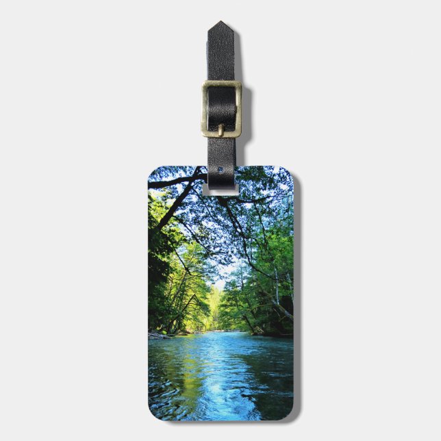 Bright Blue River Under Green Trees in Washington Gepäckanhänger (Vorderseite vertikal)