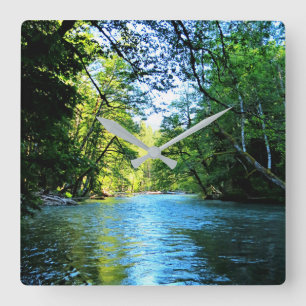 Bright Blue River Under Green Trees in Washington Quadratische Wanduhr