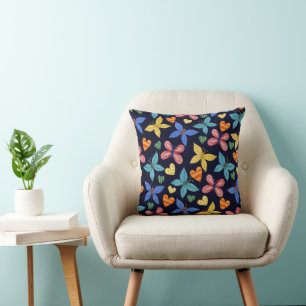 Bright Boho Butterfly Pattern auf Navy Blue Kissen