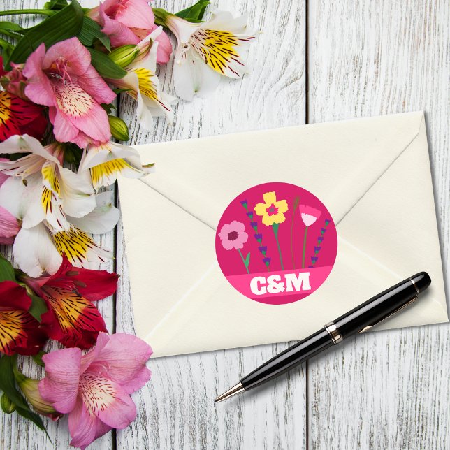 Bright & Bold Pink farbenfrohe florale Monogramm Runder Aufkleber (Von Creator hochgeladen)