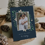 Bright Boughs | Botanisches Weihnachtsfest - Foto Feiertagskarte<br><div class="desc">Elegante und festliche Urlaubskarte umrahmt Ihr Lieblings-Vertikal- oder Porträtbild mit einem dezenten Deckenrand und weißem und grünem Urlaubspalast,  der an den Ecken herausschaut. "Frohe Weihnachten" oder Ihre Auswahl an Begrüßungen erscheint unter,  zusammen mit Ihrem Familiennamen,  auf einem kontrastierenden marineblau blauen Hintergrund.</div>