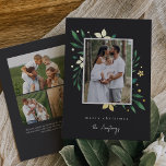 Bright Boughs Vertikales Foto Botanische Weihnacht Folien Feiertagskarte<br><div class="desc">Elegante und festliche Urlaubskarte umrahmt Ihr Lieblings-Vertikal- oder Porträtbild mit einem subtilen Deckenrand und Goldfolie und grünem Urlaubspensum,  das an den Ecken herausschaut. "Frohe Weihnachten" oder Ihre Auswahl an Begrüßungen erscheint unten,  zusammen mit Ihrem Familiennamen. Fügen Sie dem Rücken weitere drei Fotos hinzu,  zusammen mit einer persönlichen Nachricht.</div>