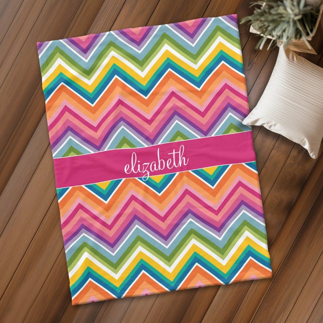 Bright farbiger Zickzack Musterskriptname Fleecedecke (Personalized fleece blanket with bright chevron pattern)