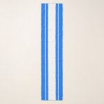 Bright Nautical Blue White Classy Racing Streifen Schal<br><div class="desc">Dieses elegante,  sportliche Design besticht durch einen weißen Streifen in der Mitte mit schwebenden weißen Streifen. Die Streifen der äußersten Kante sind hell blau.</div>