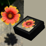 Bright Orange Gaillardia Sunflower Keepake Erinnerungskiste<br><div class="desc">Die Holzkiste mit hellen,  orangefarbenen und gelben Gaillardia-Sonnenblumen oder Blanket-Blume. Es ist ein wunderschönes,  blumengeschmücktes,  nahes Bild einer sonnigen Gaillardia Blüte,  die Glück,  Freude und Charme symbolisiert. Personalisieren Sie diese schöne Schmuckbox mit ihrem Namen. Dieses Bild ist originelle botanische Blumenfotografie von JLW_FOTOGRAPHY</div>