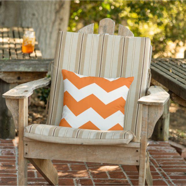 Bright Orange Modern Zig Zag Zickzack Muster Kissen Für Draußen (Stuhl)