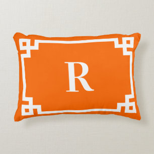 Bright Orange und White Greece Key Border Monogram Dekokissen