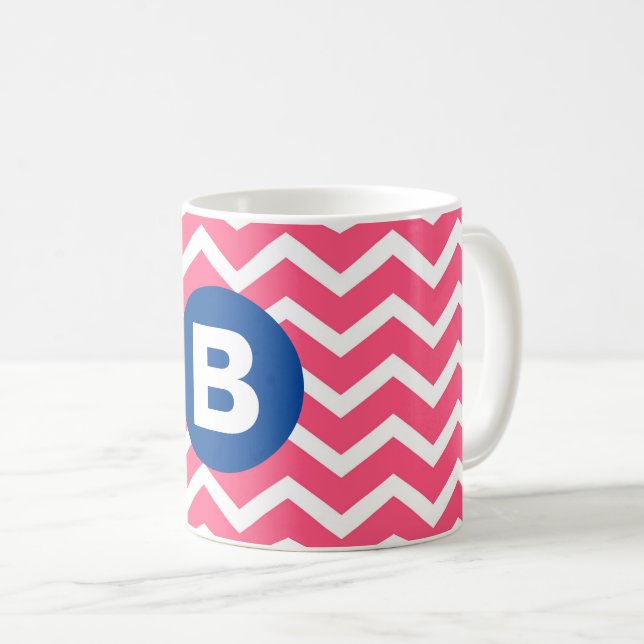 Bright Pink and White Chevron Pattern Monogram Kaffeetasse (VorderseiteRechts)