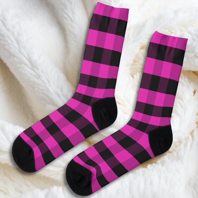 Bright Pink Festive Buffalo Check Plaid Patterned Socken (Vibrant bright pink and black buffalo plaid socks - an ideal Christmas gift in rustic country style)