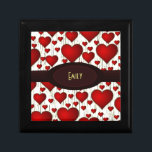 Bright Red Hearts Pattern with Burgundy Nameplate Geschenkbox<br><div class="desc">Ein Muster hellroter romantischer Herzen,  einige große kleine auf einem gelben Hintergrund. Feine schwarze Linien zwischen den Herzen geben ihm eine interessante Textur. Personalisieren / anpassen mit einem Namen oder Initialen,  die in einem extravaganten dunkelroten bordeauxroten ovalen Namenschild in der Mitte des Designs geschrieben sind.</div>