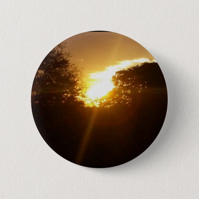 Brillanter Sonnenaufgang über den Bäumen Button (Vorderseite)