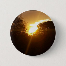 Brillanter Sonnenaufgang über den Bäumen Button