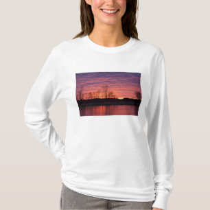 Brillanter Sonnenuntergang spiegelt sich im Calamu T-Shirt