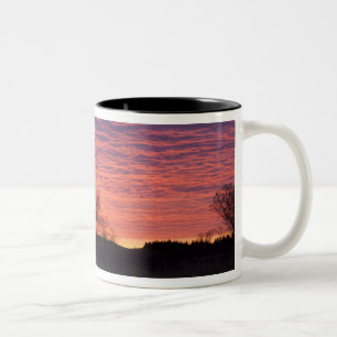 Brillanter Sonnenuntergang spiegelt sich im Calamu Zweifarbige Tasse