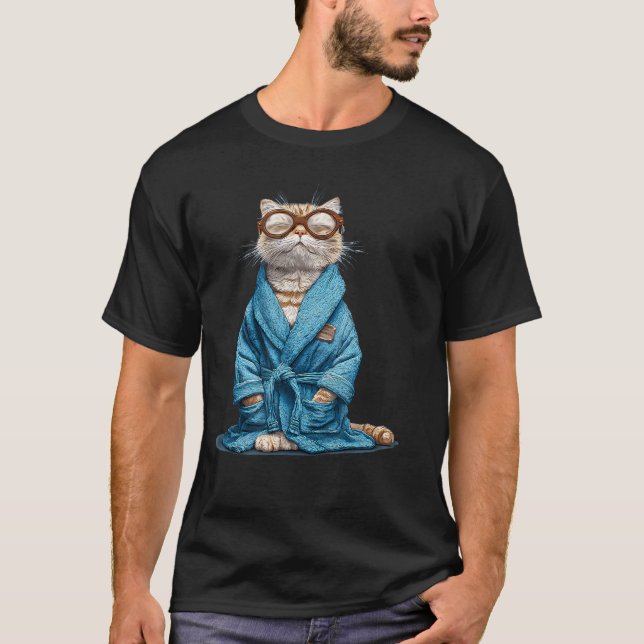 Brillentragende Bademantel-Katze zum Schlafen T-Shirt (Vorderseite)