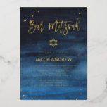 Brilliant Blau und Gold Bar Mitzvah Folieneinladung<br><div class="desc">Diese farbenfrohen,  modernen Bar Mitzvah-Einladungen zeichnen sich durch einen trendigen,  blauen Aquarellhintergrund mit handgeschriebener Goldfolie-Schrift,  Star of David und Akzenten aus.</div>