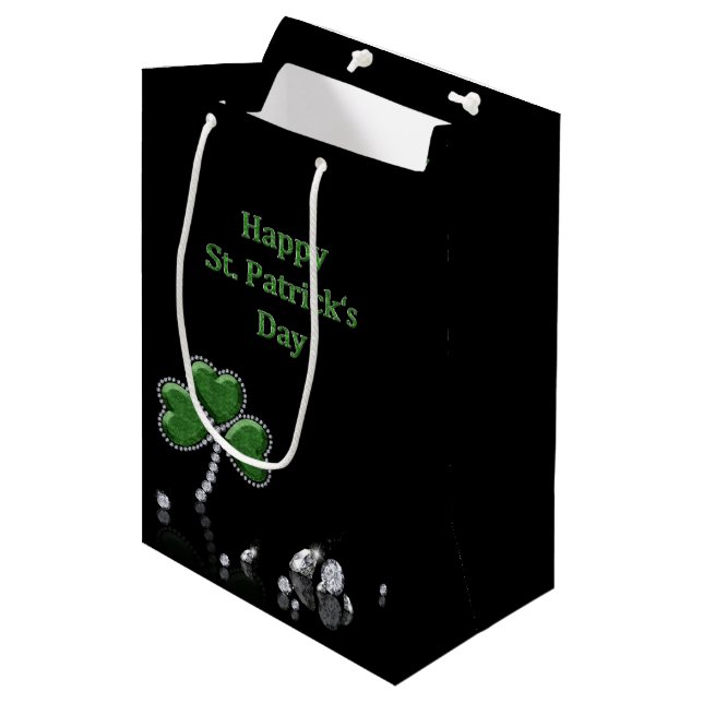 Brilliant Happy St. Patrick's Day Diamonds Mittlere Geschenktüte (Vorderseite Schrägansicht)