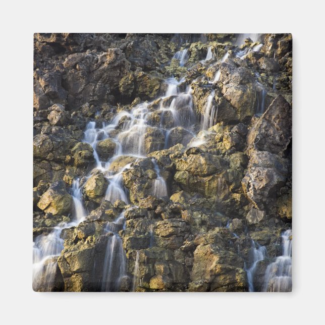 Brine fällt aus vulkanischem Gestein ab 2 Magnet (Vorne)