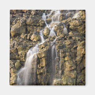 Brine fällt aus vulkanischem Gestein ab Magnet