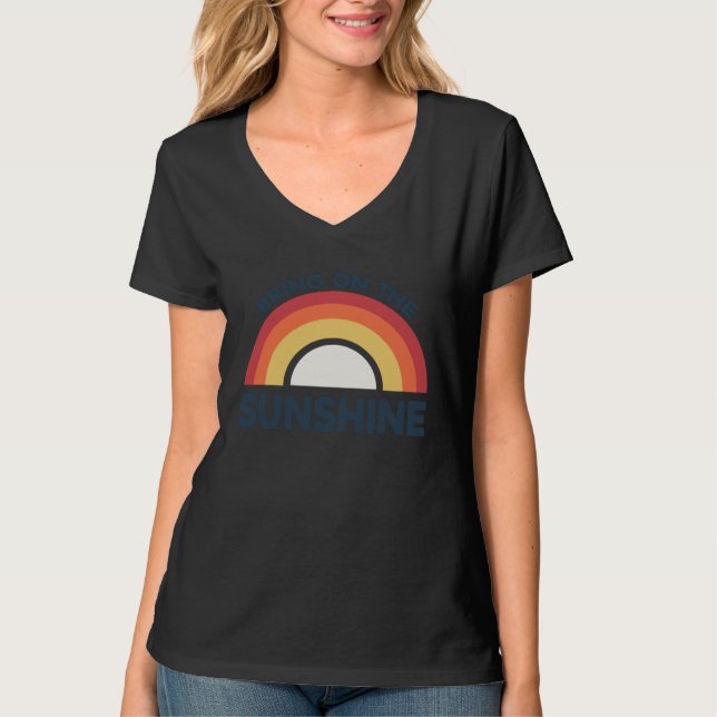 Bring on the Sunshine inspiring Graphic Rainbow T-Shirt (Vorderseite)