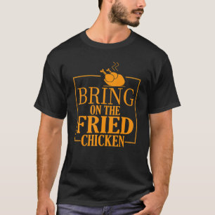 Bringen Sie das frisch gekochte Huhn mit T-Shirt