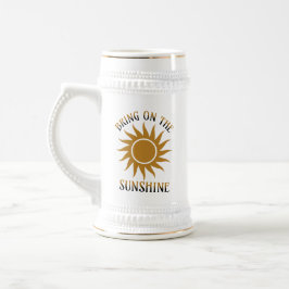 Bringen Sie den Sonnenschein in den Golden Bierglas