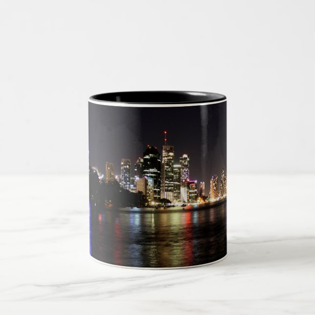 Brisbane nachts zweifarbige tasse (Mittel)