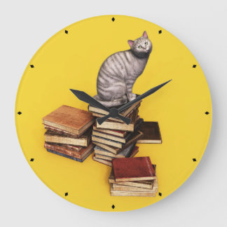Britische Katze auf einem Bücherstapel Große Wanduhr