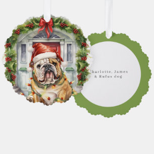 Britischer Bulldogge in Santa-Mütze vor der Haustü Ornament Karte