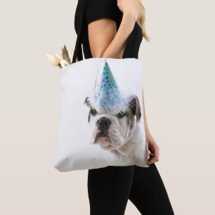 Britischer Bulldoggen-Welpe, der einen Party-Hut