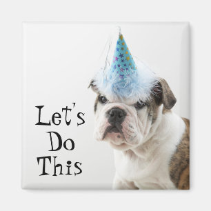 Britischer Bulldoggen-Welpe, der einen Party-Hut Magnet